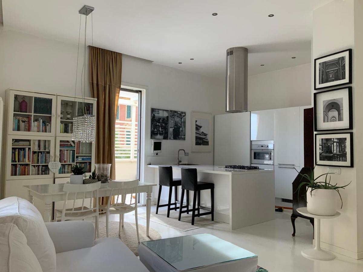 Rome, Beautiful Apartment In A Vintage Building リド・ディ・オスティア エクステリア 写真