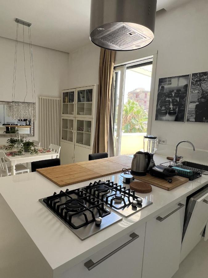 Rome, Beautiful Apartment In A Vintage Building リド・ディ・オスティア エクステリア 写真