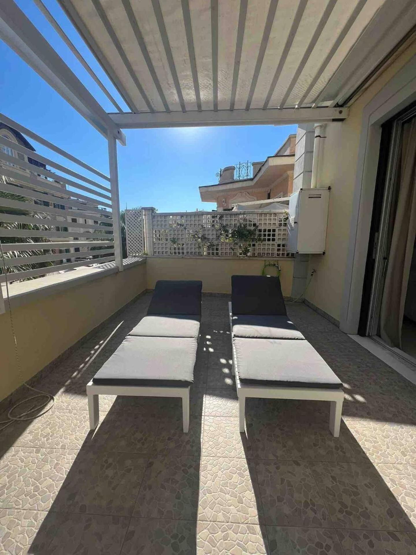 Rome, Beautiful Apartment In A Vintage Building リド・ディ・オスティア エクステリア 写真